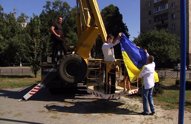 Підняття прапору на площі перед Київським вокзалом
