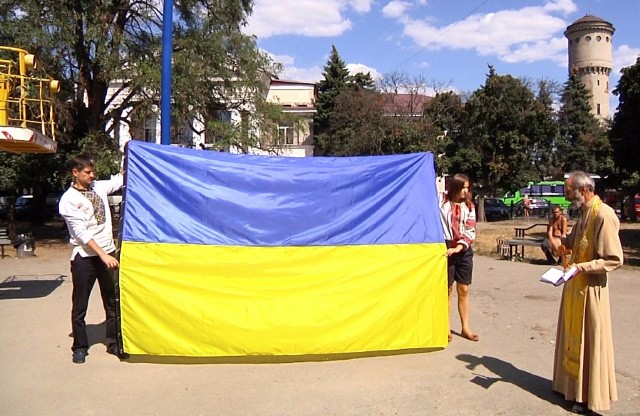 Підняття прапору на площі перед Південним вокзалом