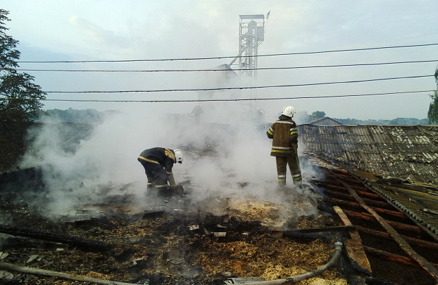 Рятувальники гасять пожежу в цеху