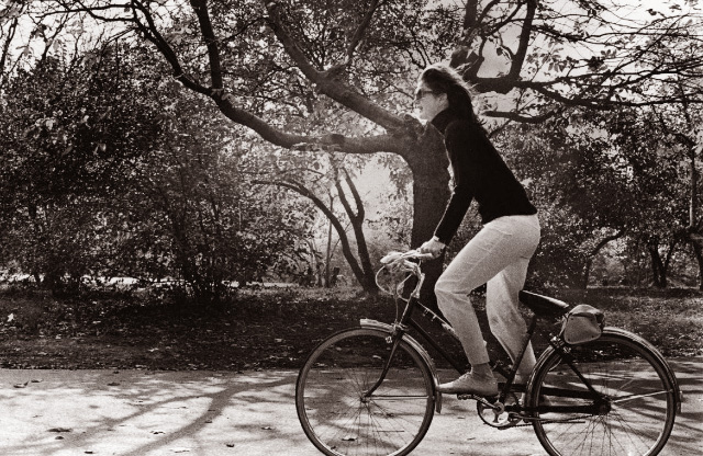 Жаклін Кеннеді на велосипеді