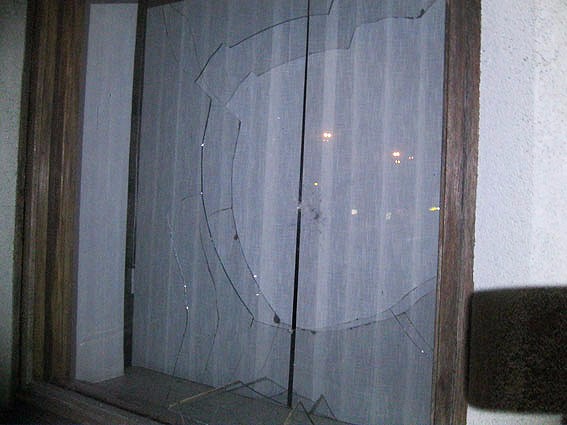 Разбитое окно ОГА