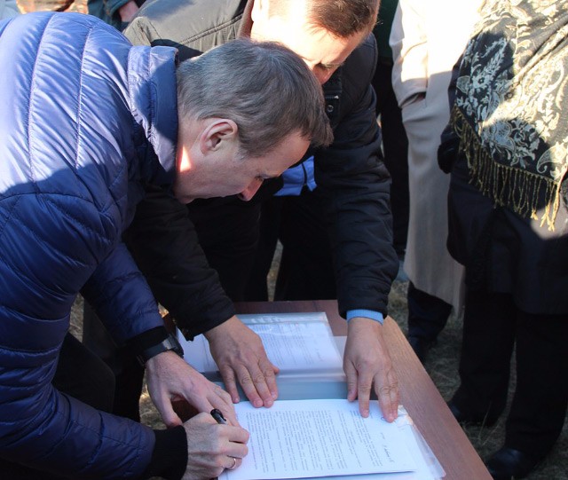 Андрій Матковський підписує двосторонній договір з власниками гаражів