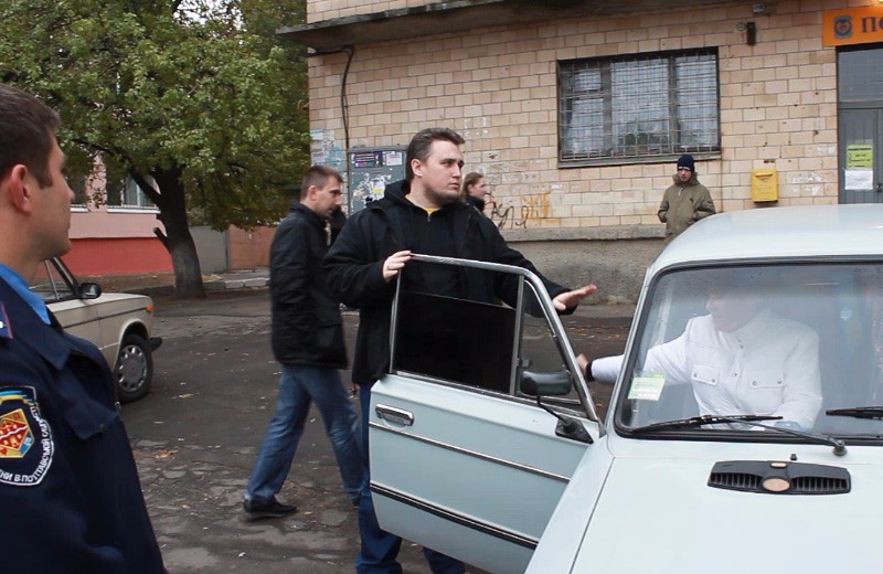Діонісій Каплін заспокоює пасажирів заблокованного автомобіля біля дільниці на вул. Ціолковського