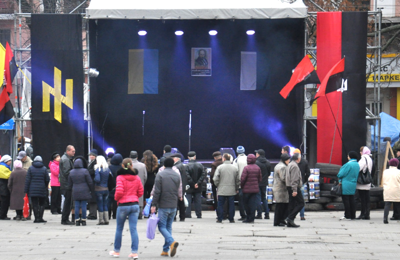 Напротив Полтавской облгосадминистрации установили сцену для концерта