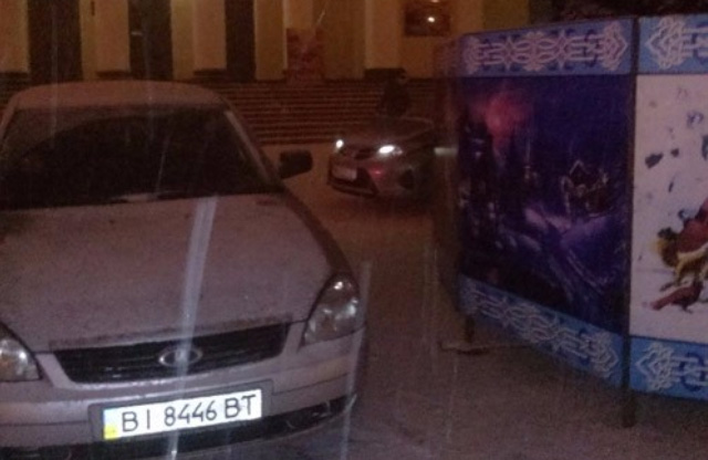 «Автостоянка» під новорічною ялинкою Київського району у Полтаві