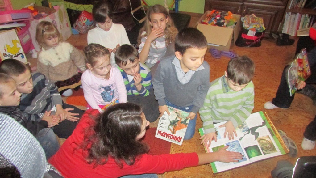 Оксана Лашенкова проводить інтерактив з дітьми