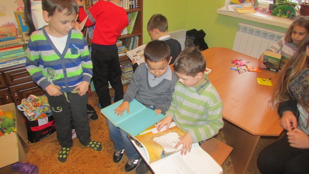 Дітки знайомляться зі своєю новою бібліотекою