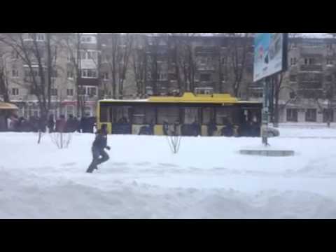 Полтавчане толкают застрявший в снегу троллейбус