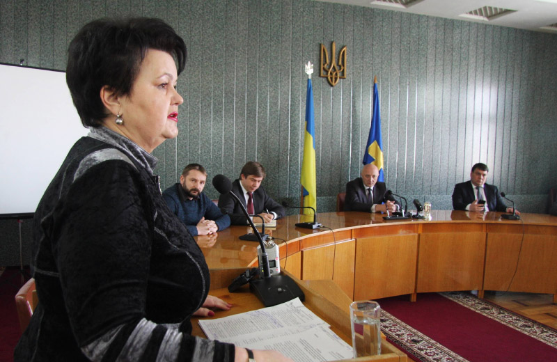 Людмила Корнієнко, директор Департаменту праці та соціального захисту населення (ліворуч)