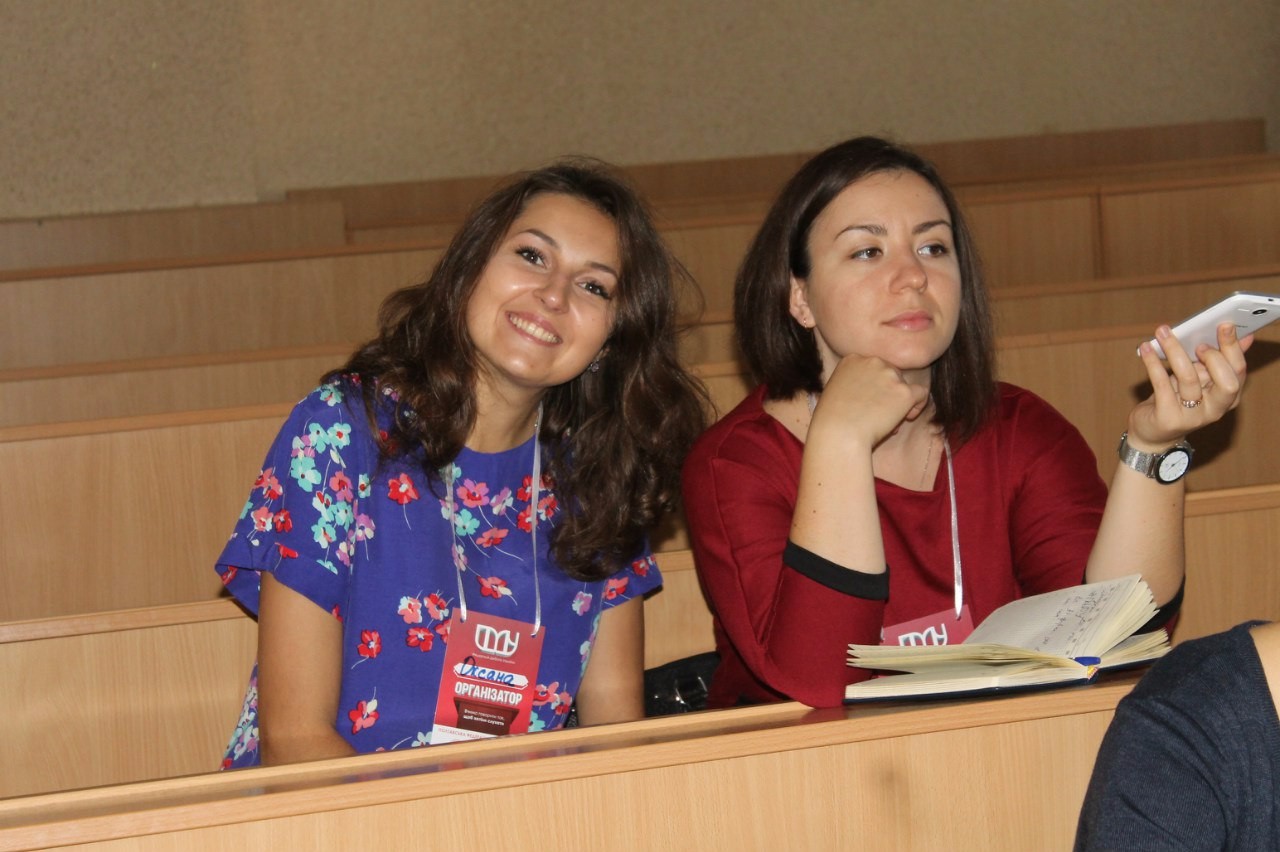 Оксана Лашенкова (зліва)
