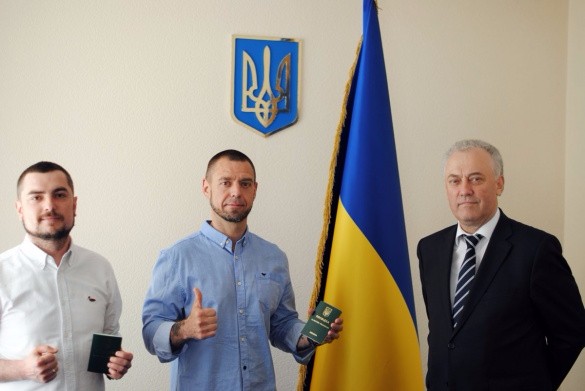 Міхалок та Азізбекян отримали посвідки на постійне проживання в Україні