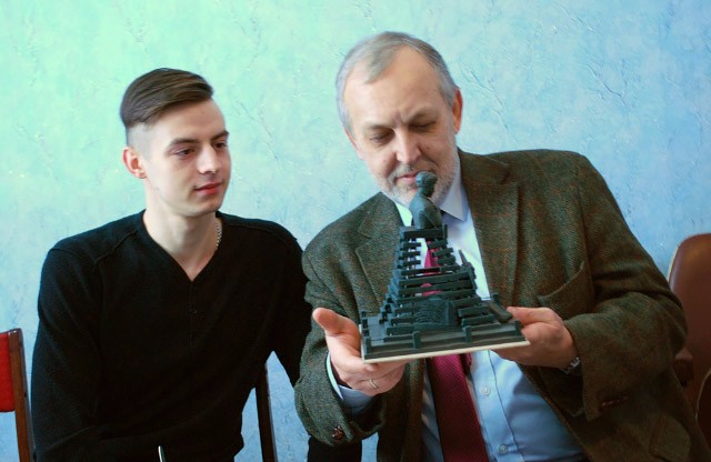 Юрій Макаров з макетом Ростислава Худяка