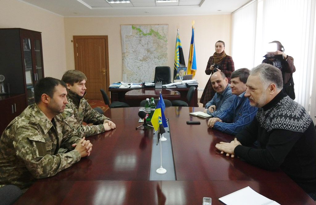 Представники Полтавської області (ліворуч) та Донецької військово-цивільної адміністрації (праворуч)