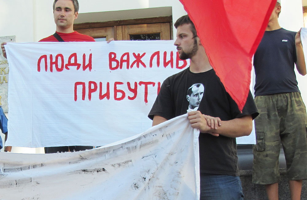 Юліан Матвійчук на мітингу біля Полтавської міськради у липні 2013 року