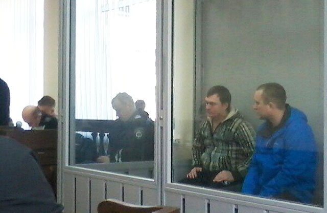 Підсудні: Юрій Брік в синій куртці, зліва від нього міліціонер Василь Вовк