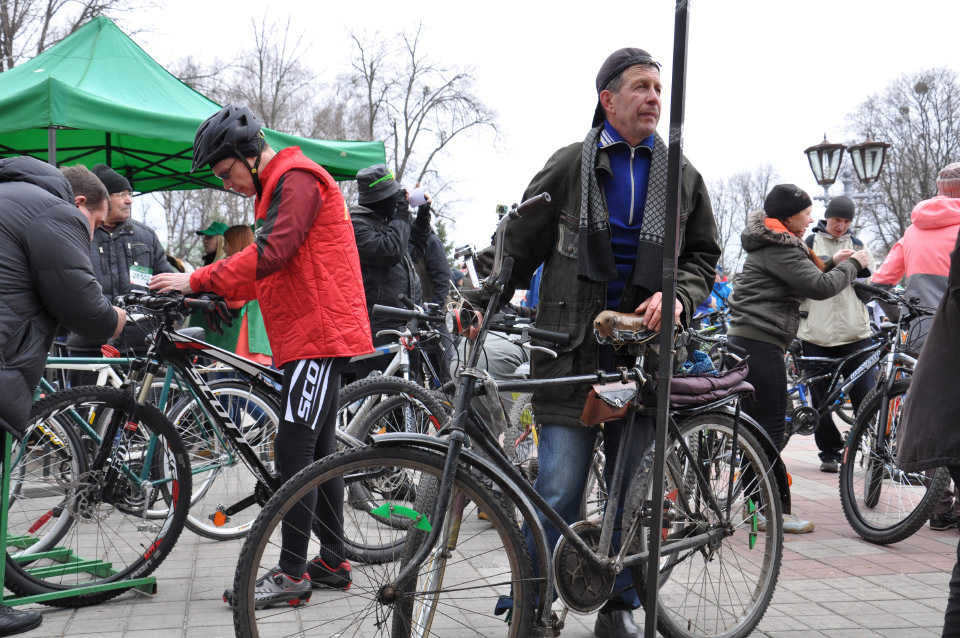 У когось були сучасні велосипеди за декілька тисяч гривень, а хтось не соромився приїхати на простій класиці. 