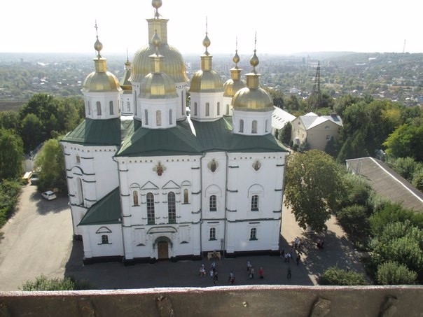 Вид з оглядового майданчику дзвіниці монастиря