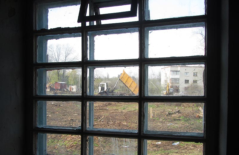 Вид из окна соседнего заброшенного дома