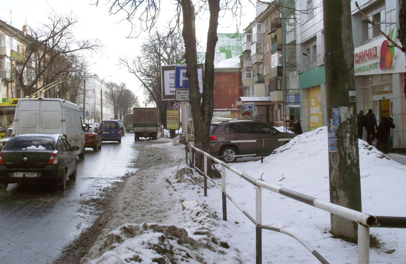 Парковка біля супермаркету «Брусничка» (вул. Жовтнева, 43)