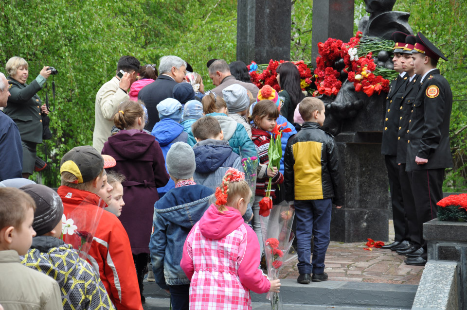Діти прийшли покласти квіти до Пам’ятного знаку
жертвам Чорнобильської катастрофи.
