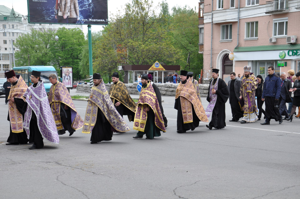 Учасники ходи направляються до Свято-Успенського
собору. 