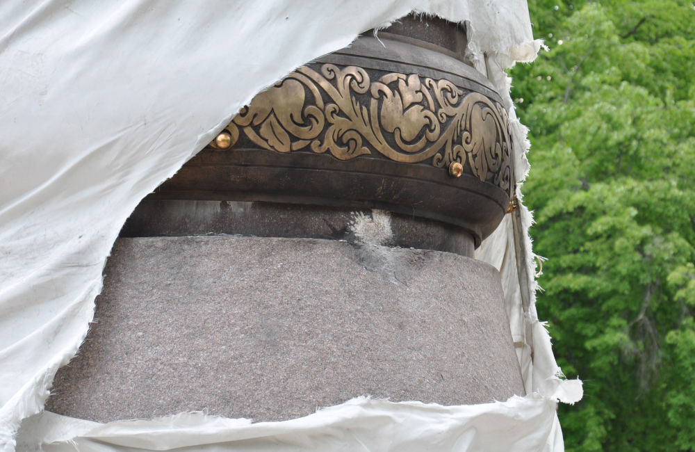 Поврежденный постамент памятника Мазепе
