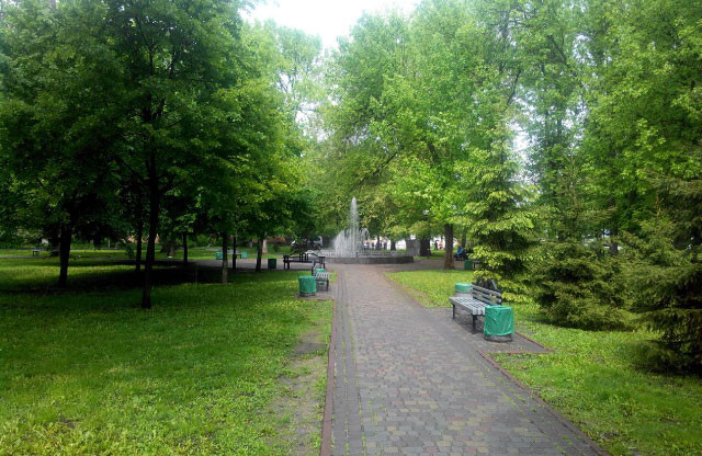 В парк біля пам’ятника Івану Мазепі звичайних людей не пропускають. Пропустили лише Юрія Бублика з компанією.