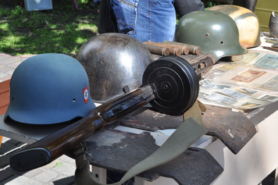 Також організатори представили атрибути часів Вітчизняної війни. На фото пістолет-кулемет Шпагіна, зразка 1941 року, а також шоломи, частина з яких музейні, частина — використовується для реконструкцій (ті, що нові на вигляд).