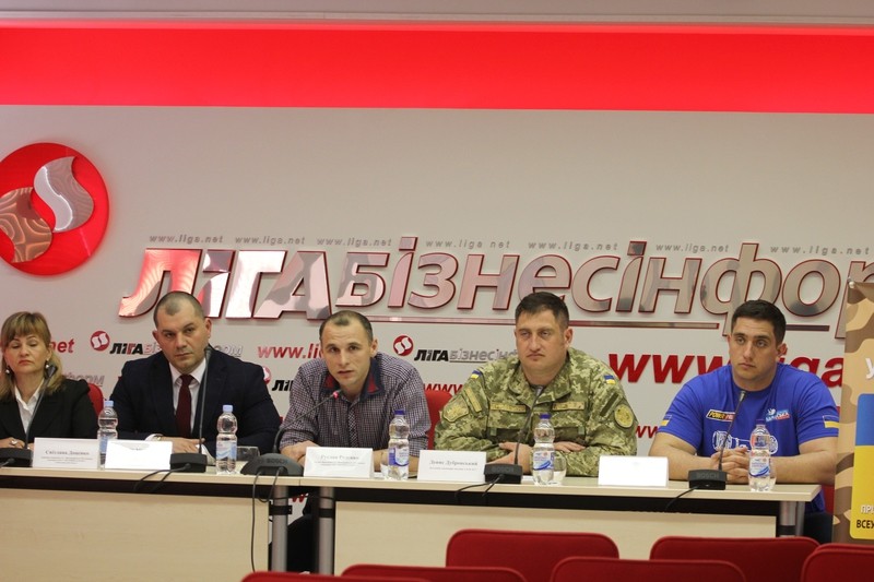 Олексі Матюшенко (другий ліворуч)