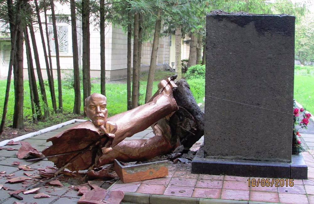 Розбитий пам’ятник Леніну у Чорнухах