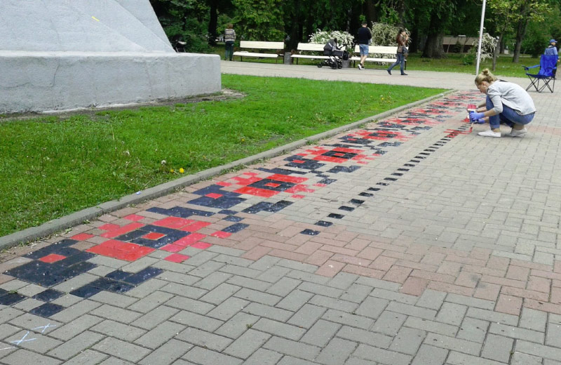 Тестовий малюнок на тротуарній плитці біля пам’ятника Шевченку