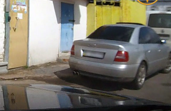 Audi А4 сірого кольору — машина підозрюваного