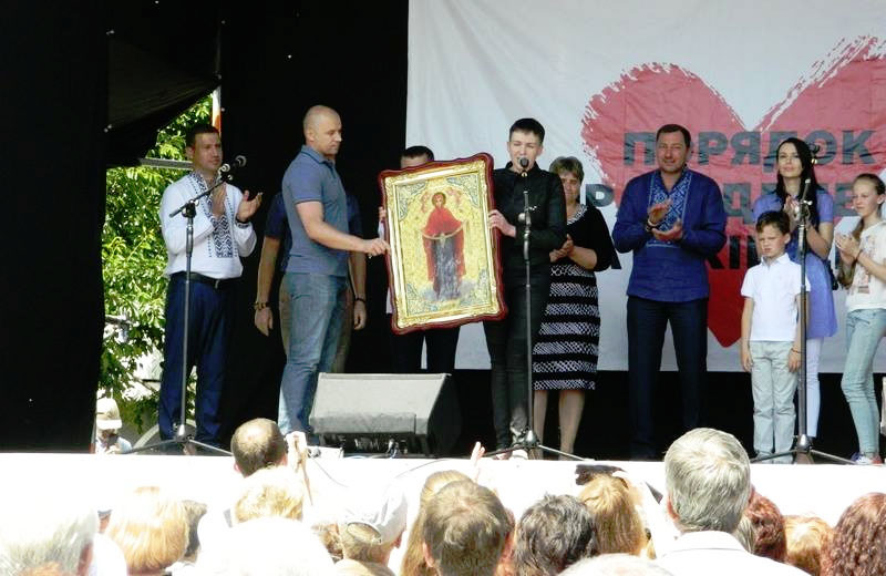 Надія Савченко у Лохвиці з іконою Пресвятої Богородиці