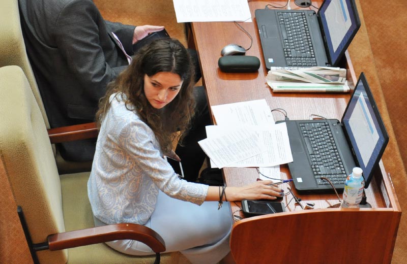 Надія Костіна на місці Руслана Богдана під час голосування на засідання сесії облради
