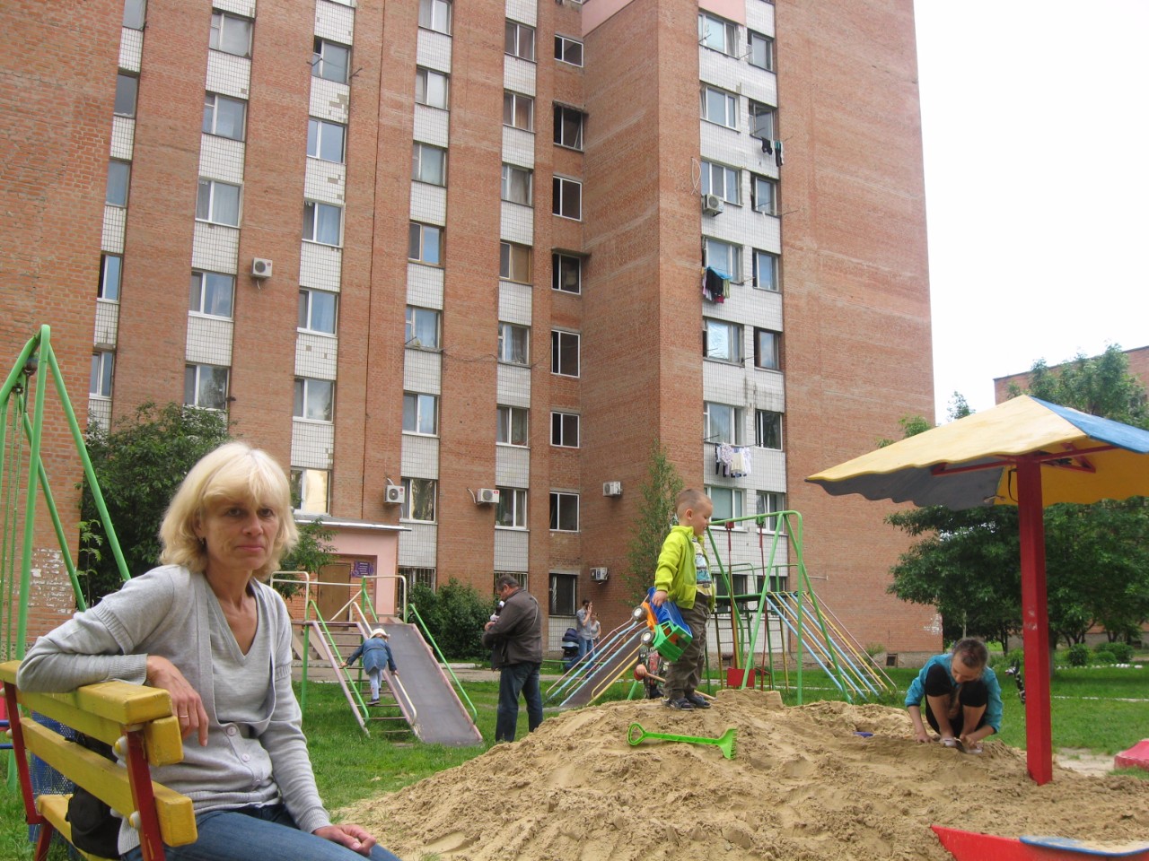 Голова правління ОСББ на М.Бірюзова, 96 Надія Приліпко біля свого будинку