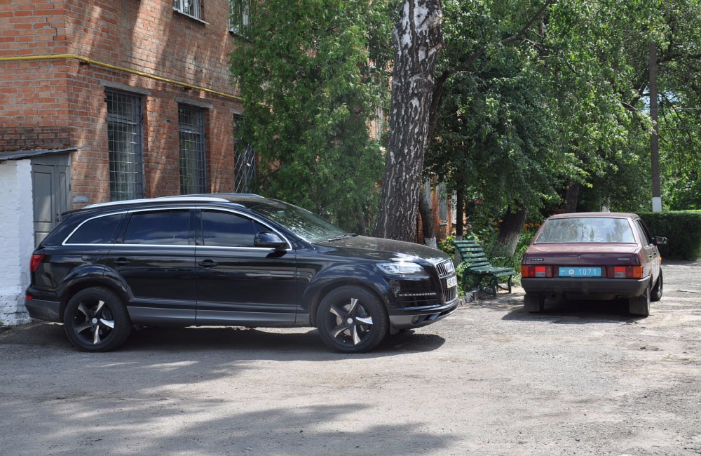 Audi Q7 НАБУ та Lada Samara полиции