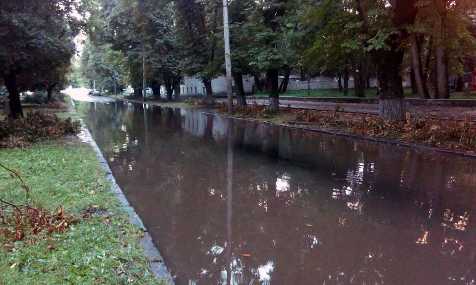 Ливень затопил Первомайский проспект, на котором дорогу заасфальтировали 5 дней назад.