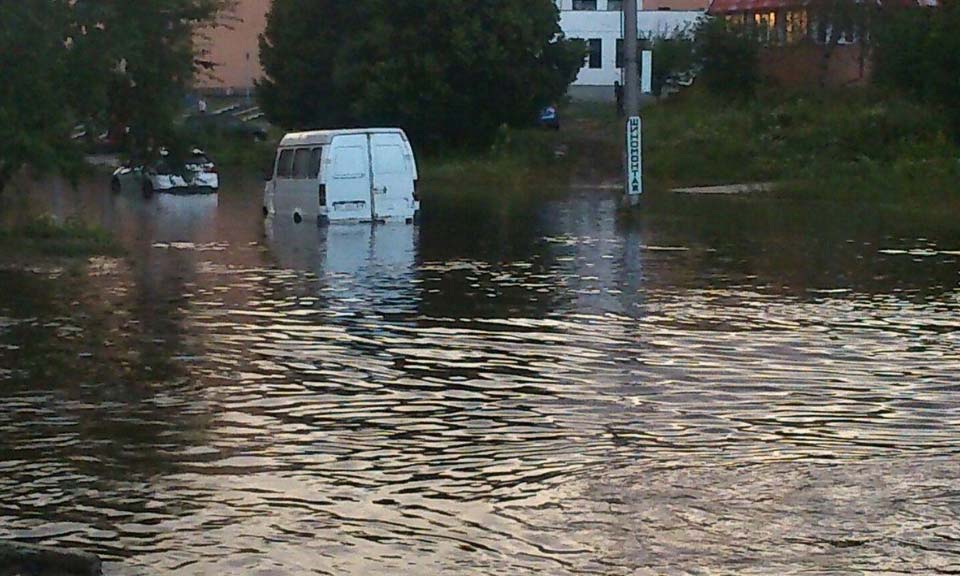 Сильный дождь затопил улицу Героев АТО (Красина). Воды было столько, что не видно колёс машин.