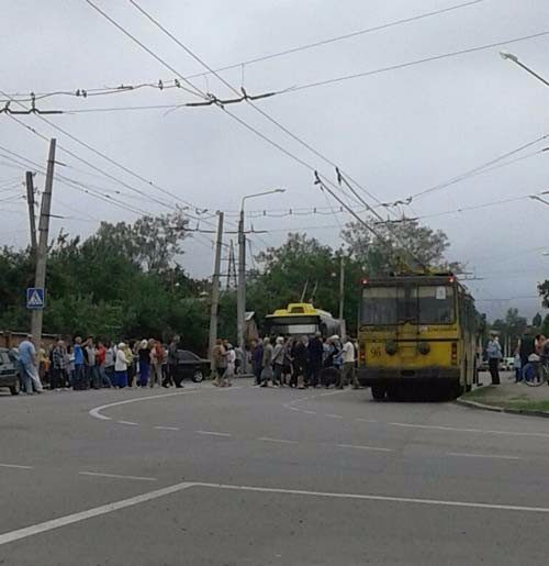 Перекрытие движения на улице Маршала Бирюзова (возле поворота на улицу Великотырновскую)