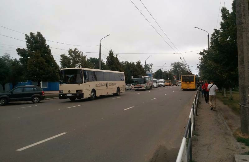Некоторое время после перекрытия движения на Маршала Бирюзова транспорт двигался по улице Ковпака в обе стороны