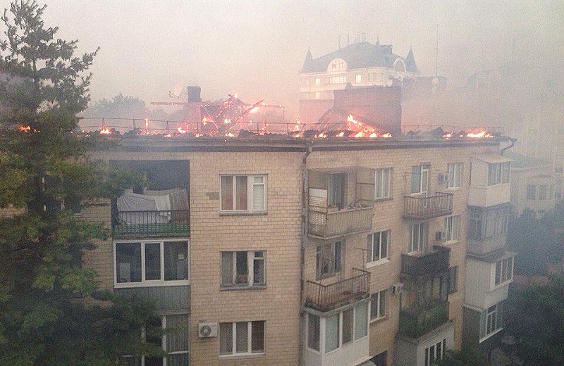 Пожежа на даху будинку на Першотравневому проспекті, 13а (2016.07.18)