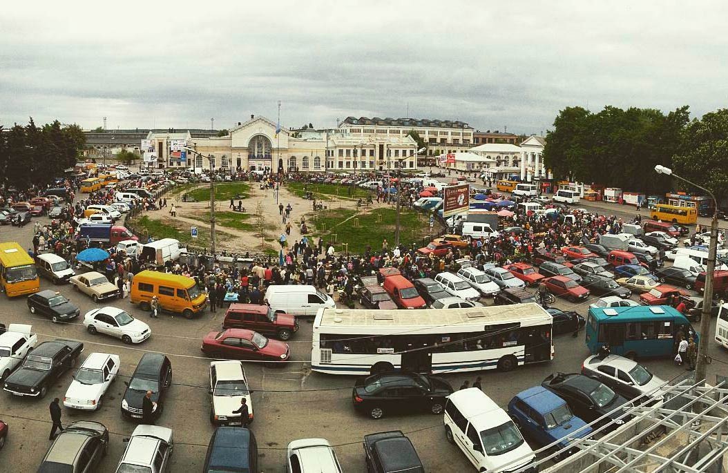 Стихійна торгівля на площі Слави у Полтаві (травень 2016)