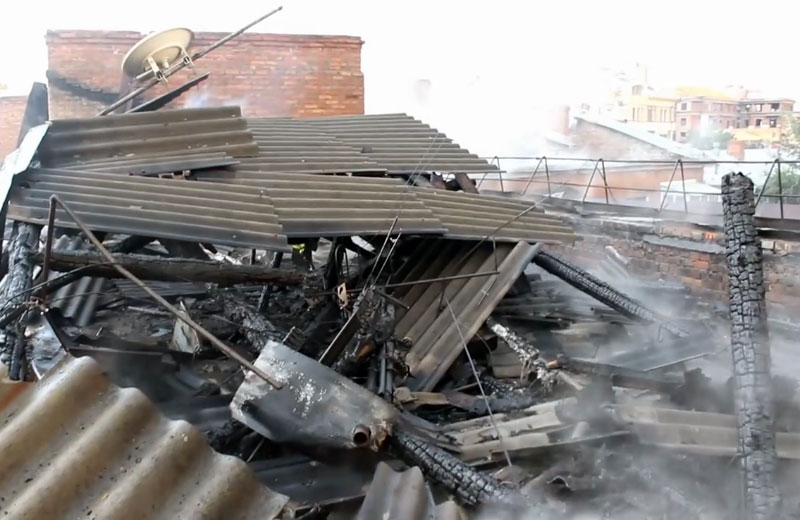 Крыша дома на Первомайском проспекте, 13а после пожара