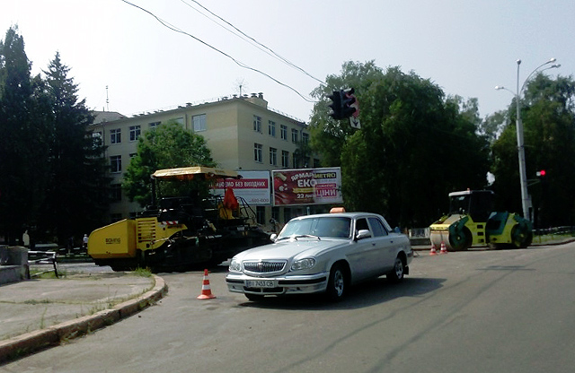 Ремонт дорожного покриття на розі вулиць Шевченка та Європейської