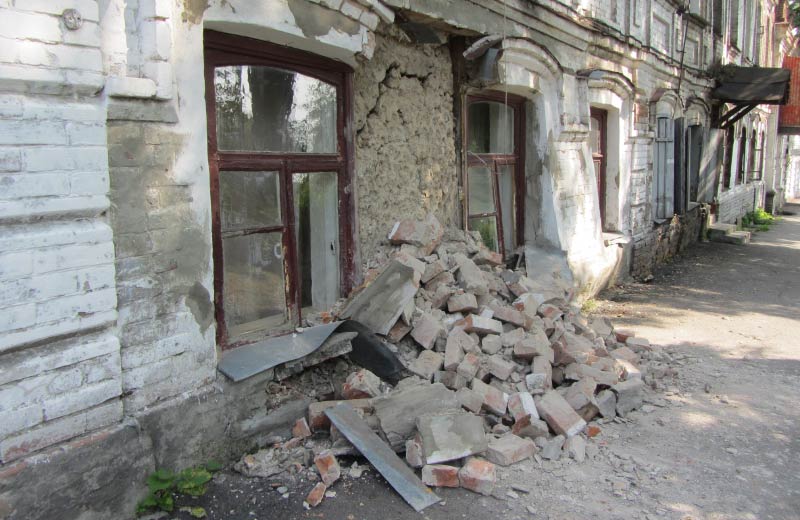 Обвалившийся фрагмент стены дома на ул. Монастырской, 13а