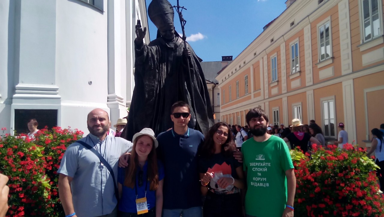 Полтавська делегація біля пам'ятника Івана Павла ІІ