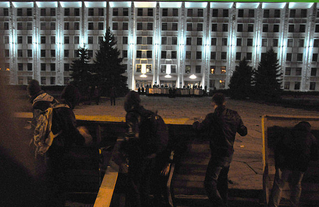 Учасники Майдану перед будівлею Полтавської ОДА 