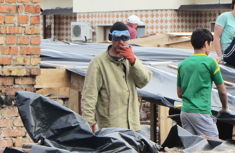 Монтаж тимчасового каркасу на даху будинку 23 липня