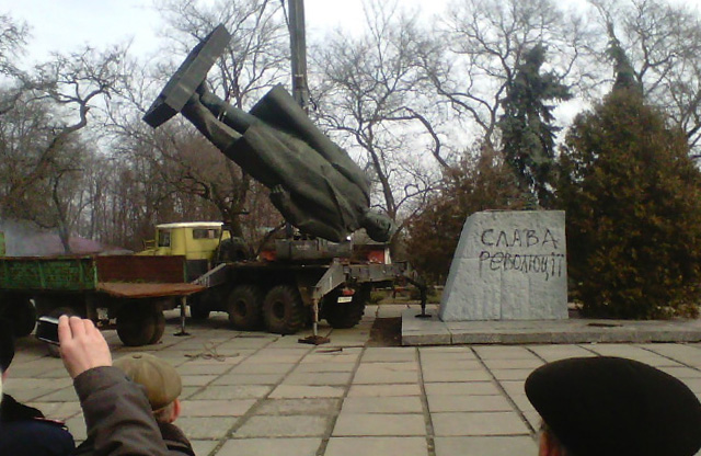 22 лютого 2014 року — повалення пам’ятника Леніну у Лубнах