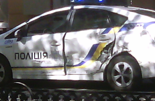 Разбитый Toyota Prius патрульной полиции